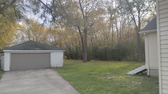 view of yard featuring an outdoor structure and a detached garage