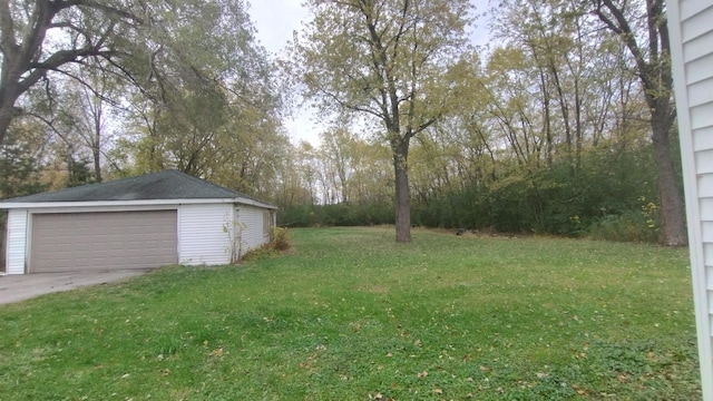 view of yard featuring an outdoor structure and a detached garage