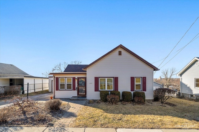 view of front of property featuring a front lawn