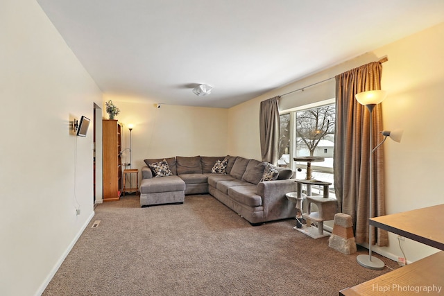 living area featuring carpet, visible vents, and baseboards