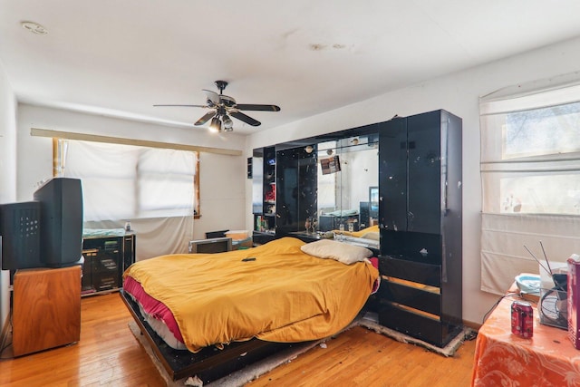 bedroom with light wood-style flooring and a ceiling fan