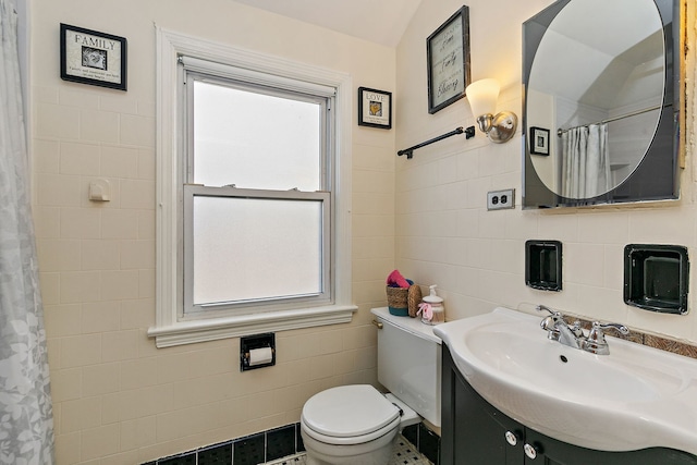 full bathroom with toilet, a shower with shower curtain, vanity, and tile walls