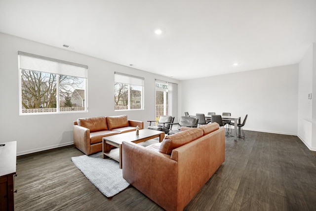 living area featuring dark wood-style floors, recessed lighting, visible vents, and baseboards