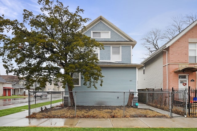 view of front facade featuring a gate and a fenced front yard