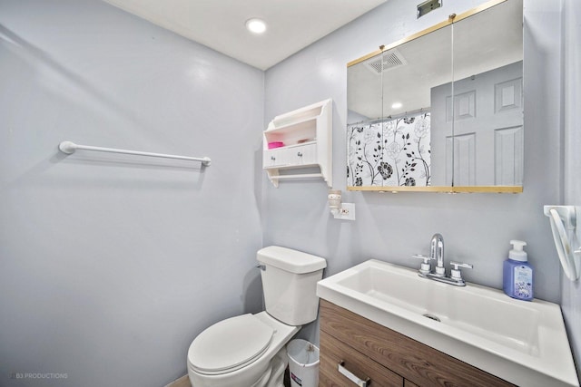 full bath with toilet, a shower with shower curtain, vanity, and visible vents