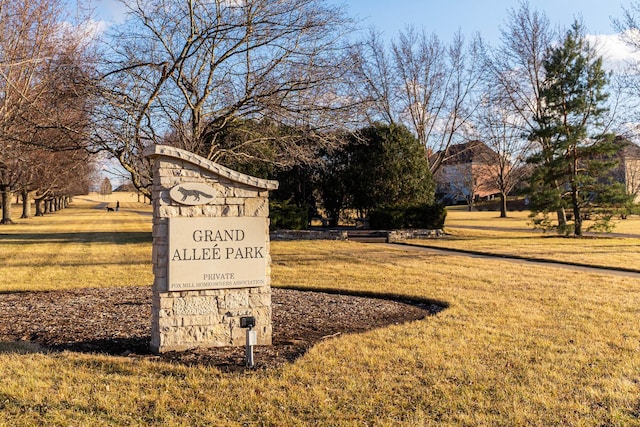 community sign with a yard