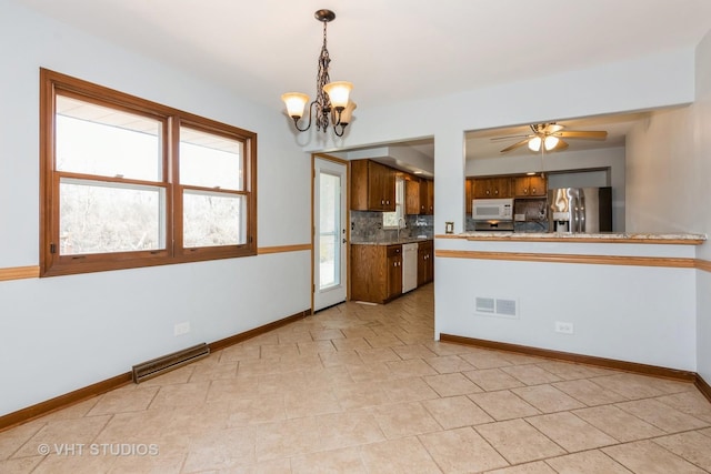 kitchen with visible vents, white appliances, tasteful backsplash, and baseboards