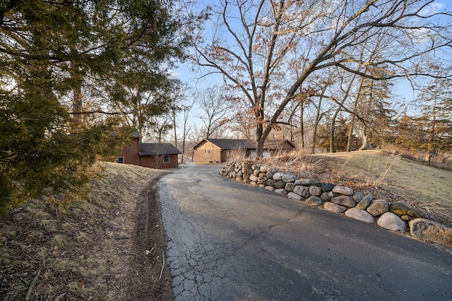 view of front facade with driveway