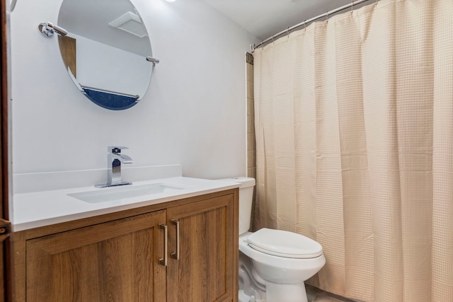 full bath with vanity, toilet, and a shower with curtain