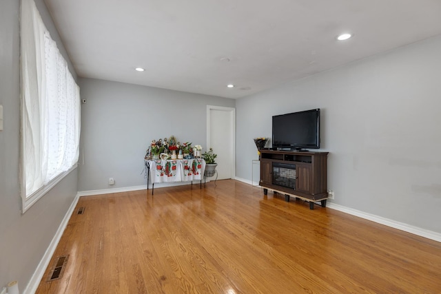 interior space with light wood-style flooring, recessed lighting, visible vents, and baseboards