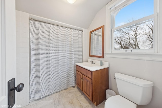 full bathroom featuring toilet, vaulted ceiling, vanity, and a shower with curtain