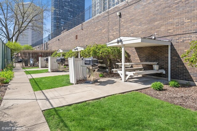 5455 N Sheridan Rd Unit 1006, Chicago, IL 60640 - view of yard