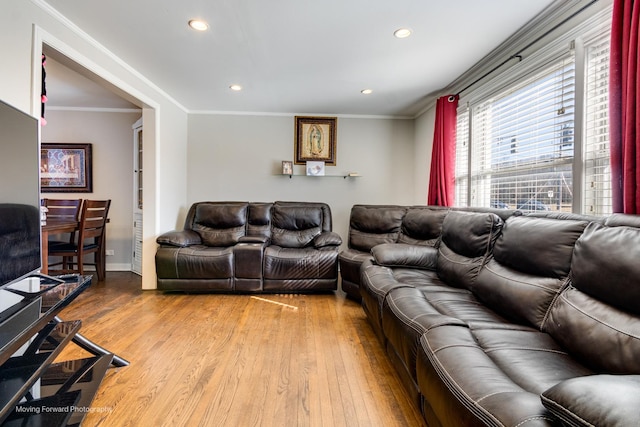 living area featuring recessed lighting, crown molding, baseboards, and wood finished floors