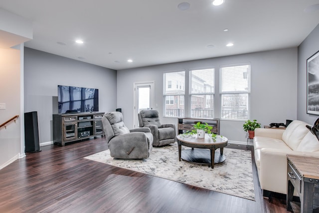 living area with dark wood-type flooring, recessed lighting, and baseboards