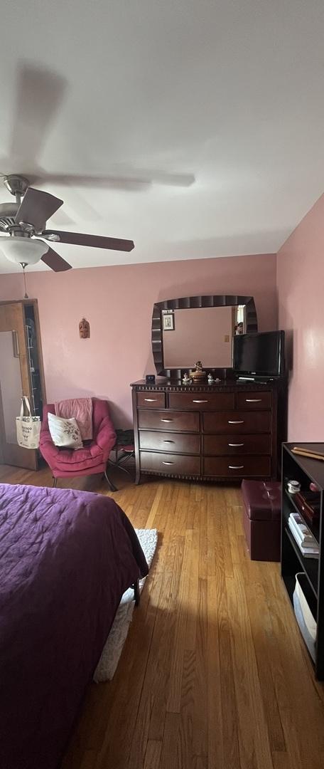 bedroom with light wood-type flooring and ceiling fan