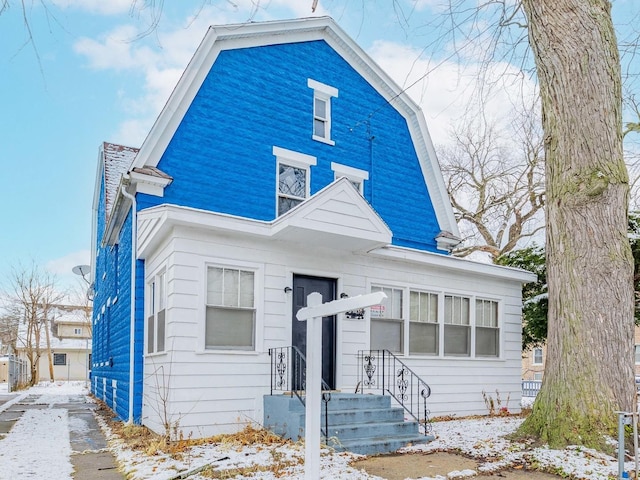 colonial inspired home featuring a gambrel roof