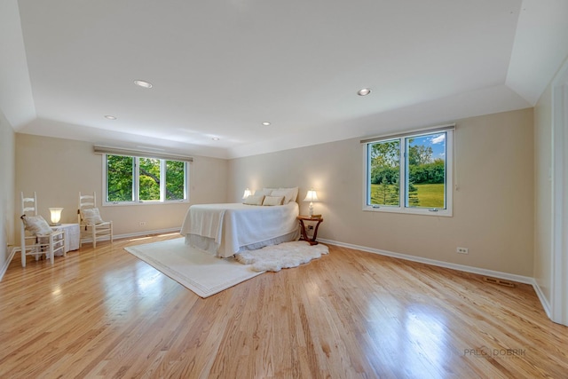 bedroom featuring light wood finished floors, recessed lighting, and baseboards