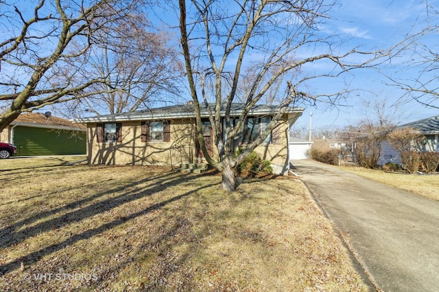 view of front of home featuring driveway and a front lawn