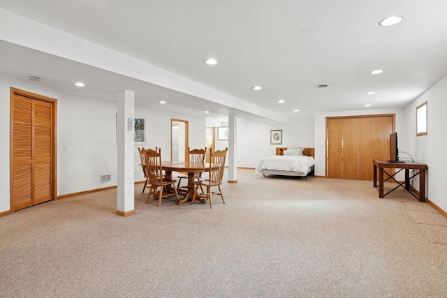 dining space featuring baseboards, light colored carpet, visible vents, and recessed lighting