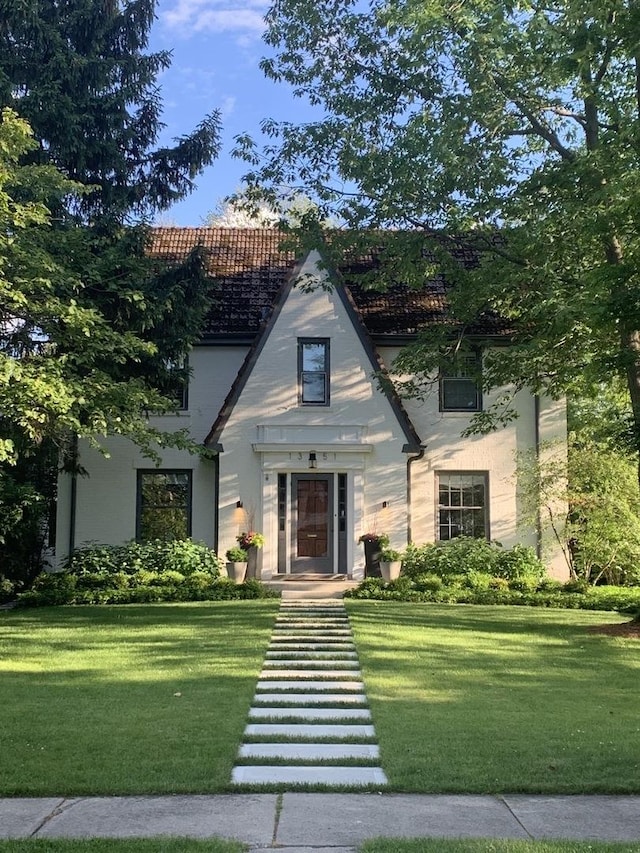 view of front of home with a front lawn