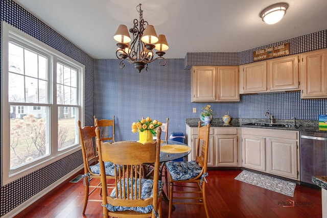 dining space featuring dark wood-style floors, a chandelier, and baseboards