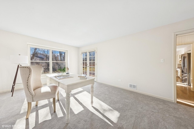 dining area featuring carpet flooring, visible vents, and baseboards