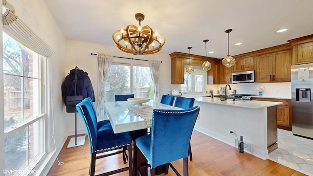 dining space featuring recessed lighting, visible vents, an inviting chandelier, light wood-type flooring, and baseboards