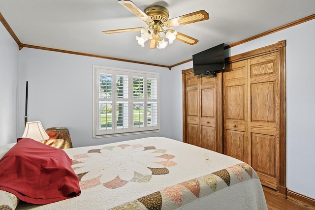 bedroom featuring ceiling fan, baseboards, crown molding, and wood finished floors