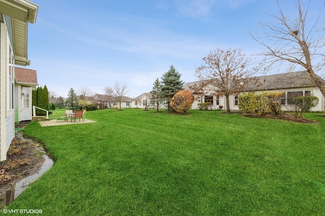 view of yard featuring a patio area