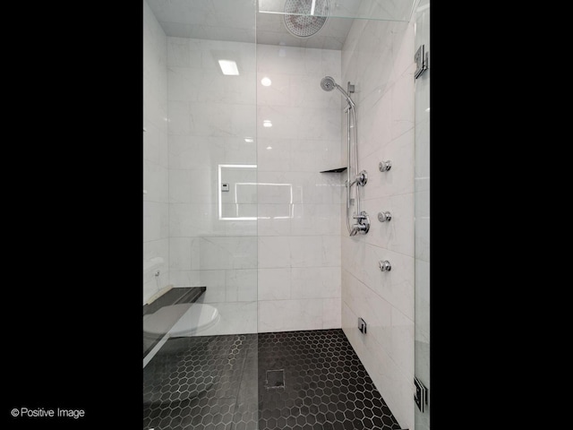 bathroom featuring tiled shower