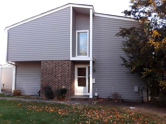 view of front facade featuring brick siding