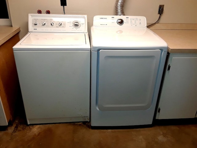 washroom featuring washing machine and clothes dryer and laundry area