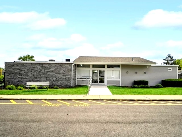 view of front facade featuring a front lawn
