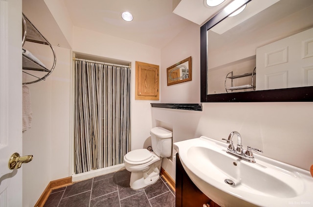 full bath featuring a shower with curtain, baseboards, vanity, and toilet