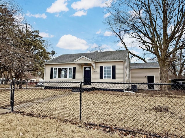 view of front of property featuring a fenced front yard