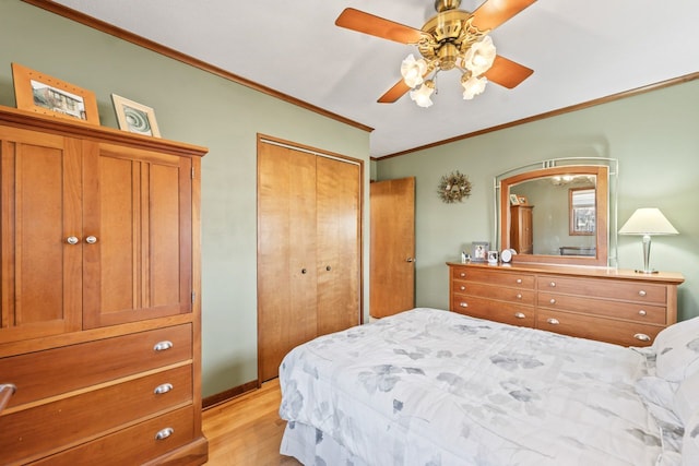 bedroom with a closet, ceiling fan, light wood-style floors, and ornamental molding