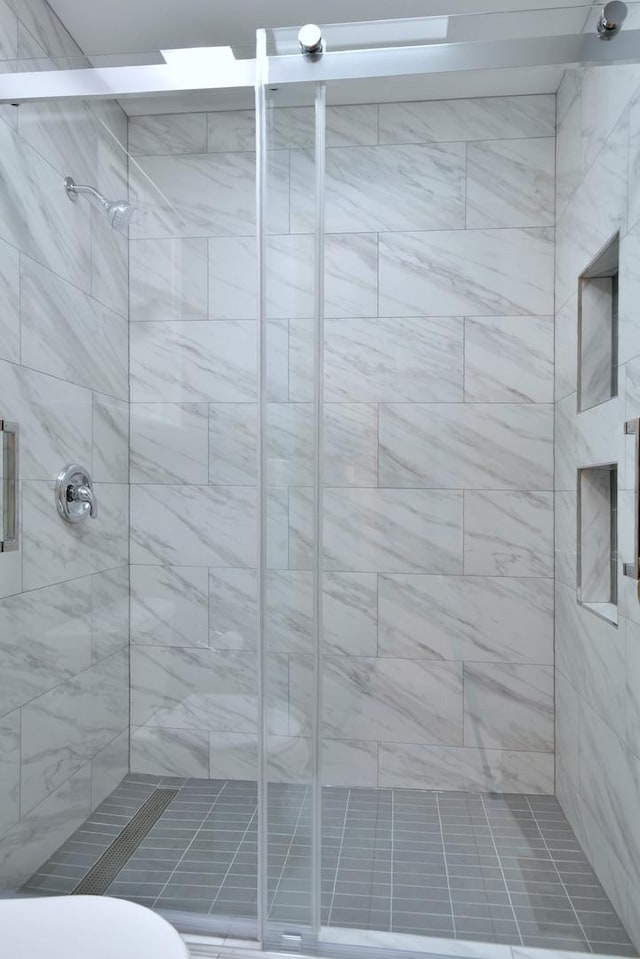 full bath featuring a shower stall and toilet