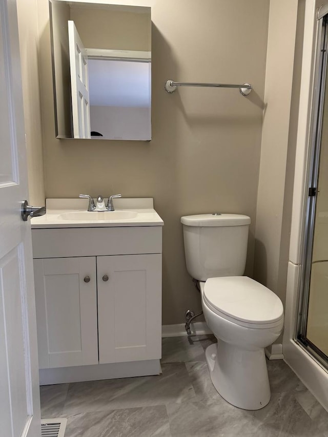 full bathroom featuring baseboards, visible vents, toilet, a shower with door, and vanity