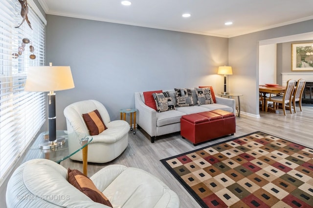 living area with recessed lighting, crown molding, baseboards, and wood finished floors