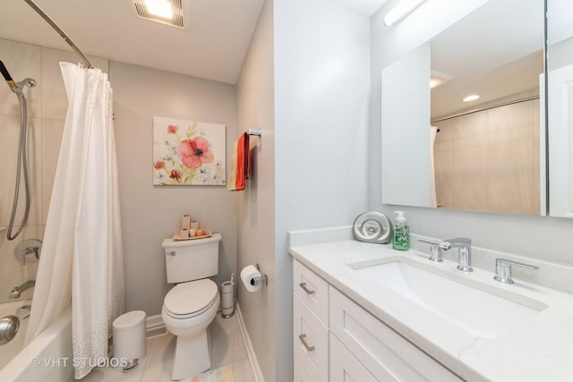 full bath with vanity, shower / bathtub combination with curtain, visible vents, baseboards, and toilet