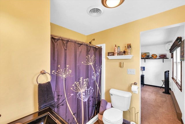 full bath featuring curtained shower, baseboards, visible vents, and toilet