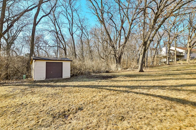 view of yard with an outdoor structure