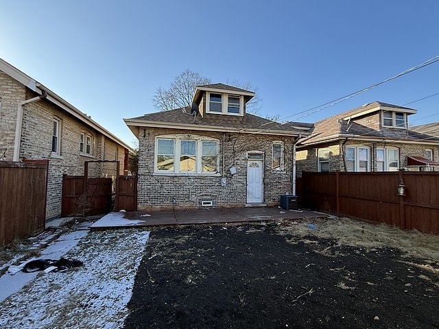 view of front of property featuring fence