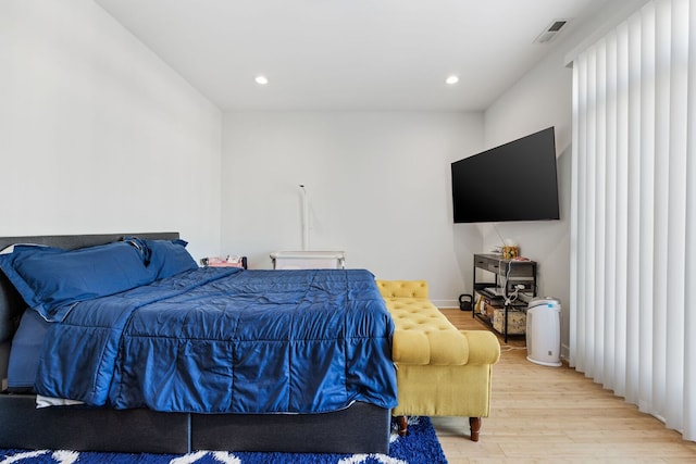 bedroom featuring light wood-style flooring, visible vents, and recessed lighting