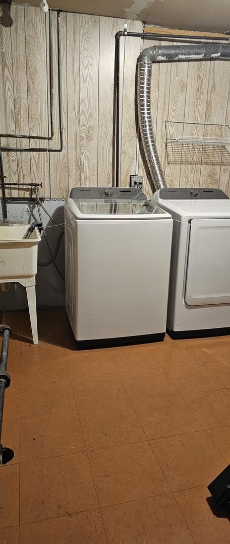 laundry room featuring laundry area and independent washer and dryer