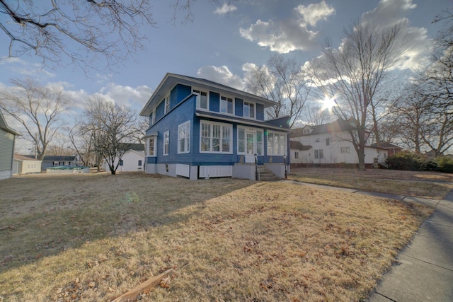 view of front of property featuring a front yard