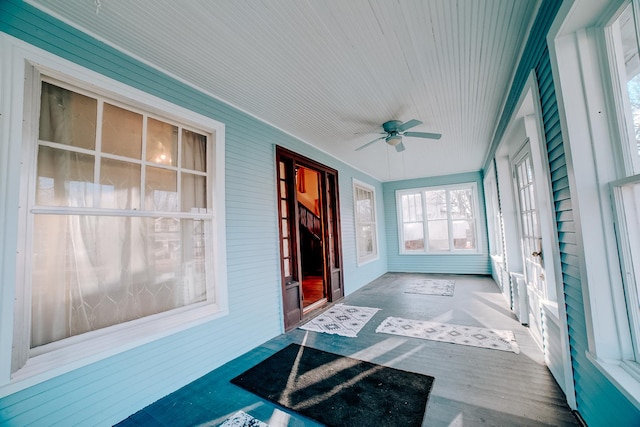 sunroom / solarium featuring a ceiling fan