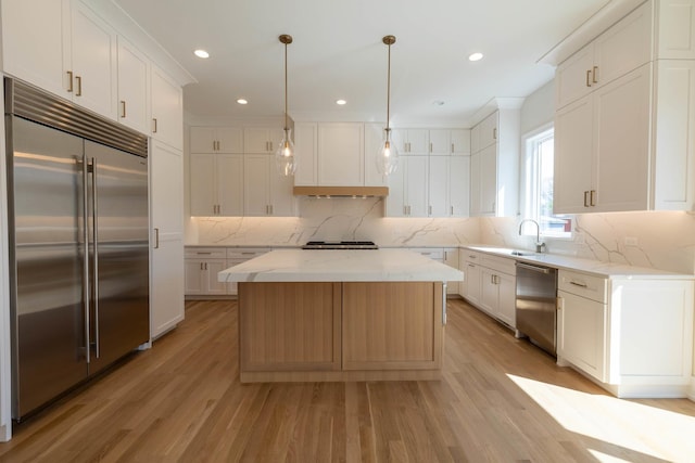 591 S Saylor Ave, Elmhurst, IL 60126 - kitchen with a kitchen island, light wood-type flooring, a sink, backsplash, and stainless steel appliances