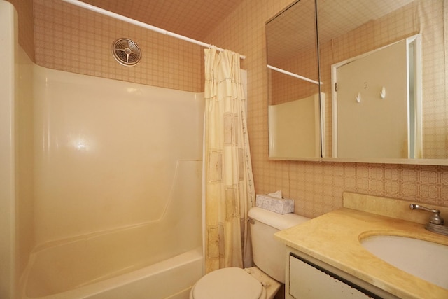 full bathroom featuring shower / bath combo, vanity, toilet, and wallpapered walls