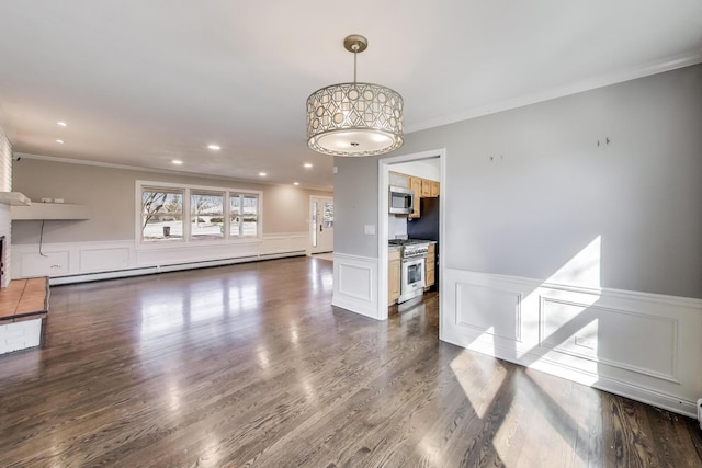 living room with recessed lighting, baseboard heating, wood finished floors, and crown molding